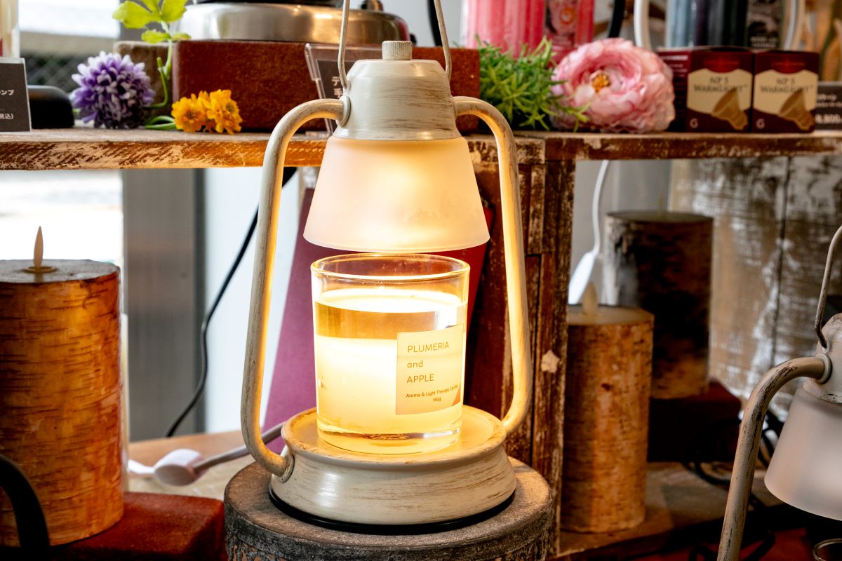 「キャンドルウォーマーライトミニ」5500円。キャンドルはカメヤマオリジナルの「香るキャンドル」1100円