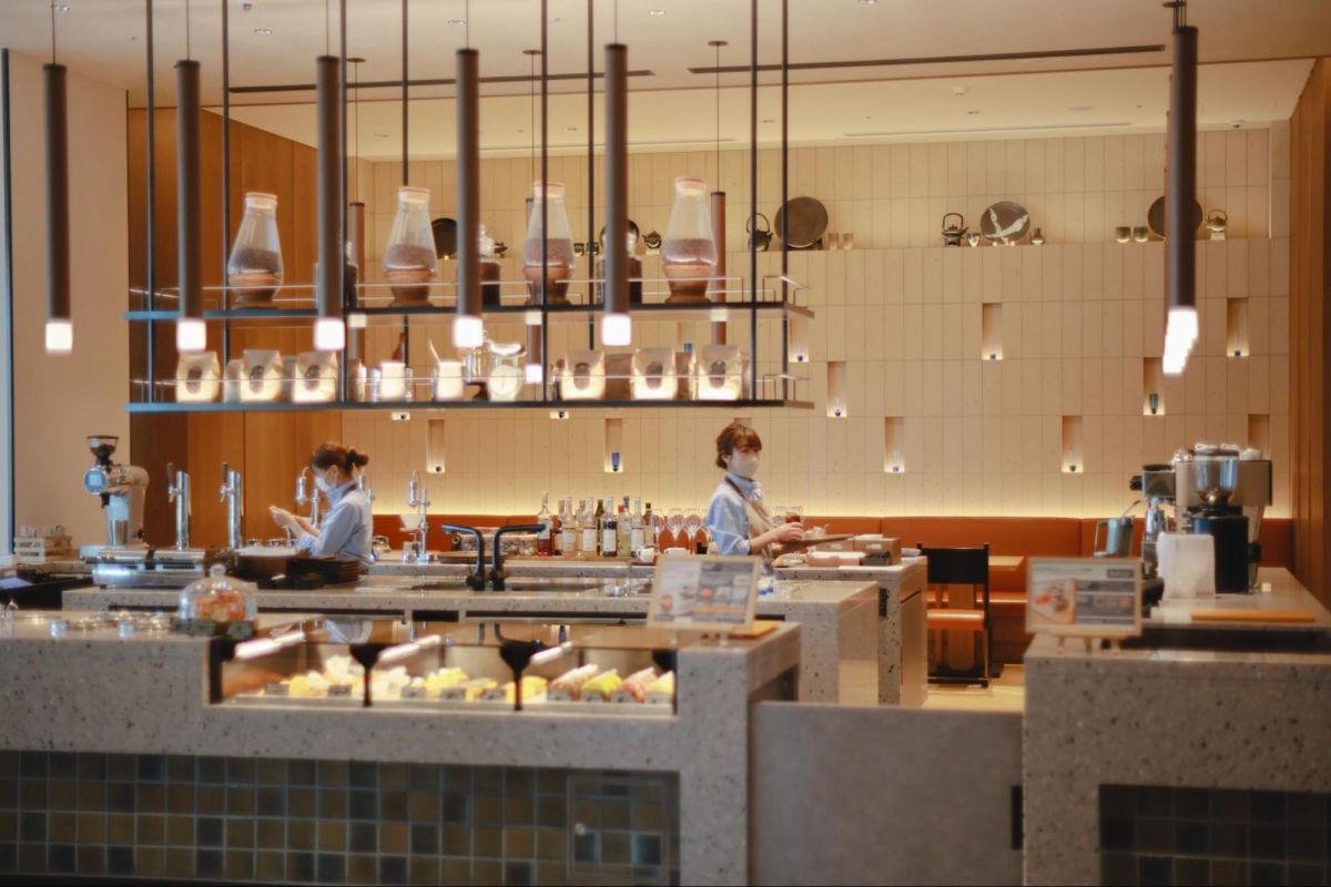 自由な開放感が旅の出会いを誘う1階カフェ「＆more」