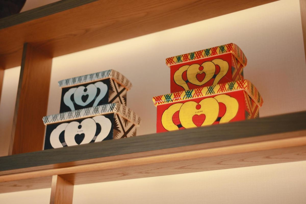 左は、同ホテルのために特別にモノトーンカラーが施された鹿児島神宮提供の「香箱」