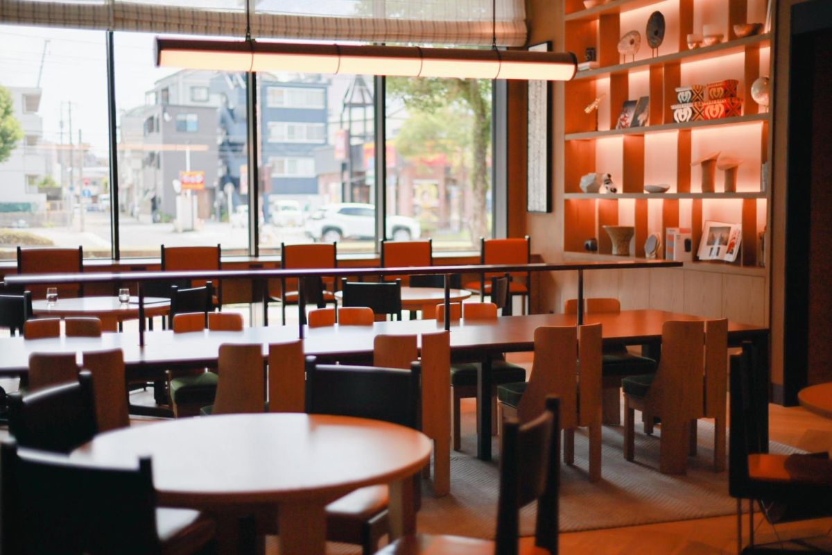 路面電車を眺め、デスクワークも可能な客席