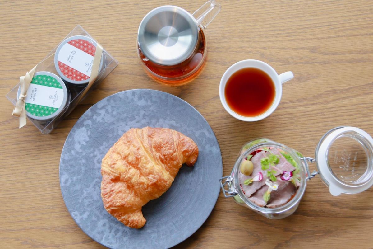 「サラダセット」1900円と、オリジナルフレーバーティー2種のギフト商品