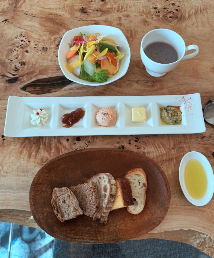 「農家さんより本日のサラダ」、「柴海農園のシャドークイーンのスープ」、パン、「今月のスプレッド」盛り合わせ