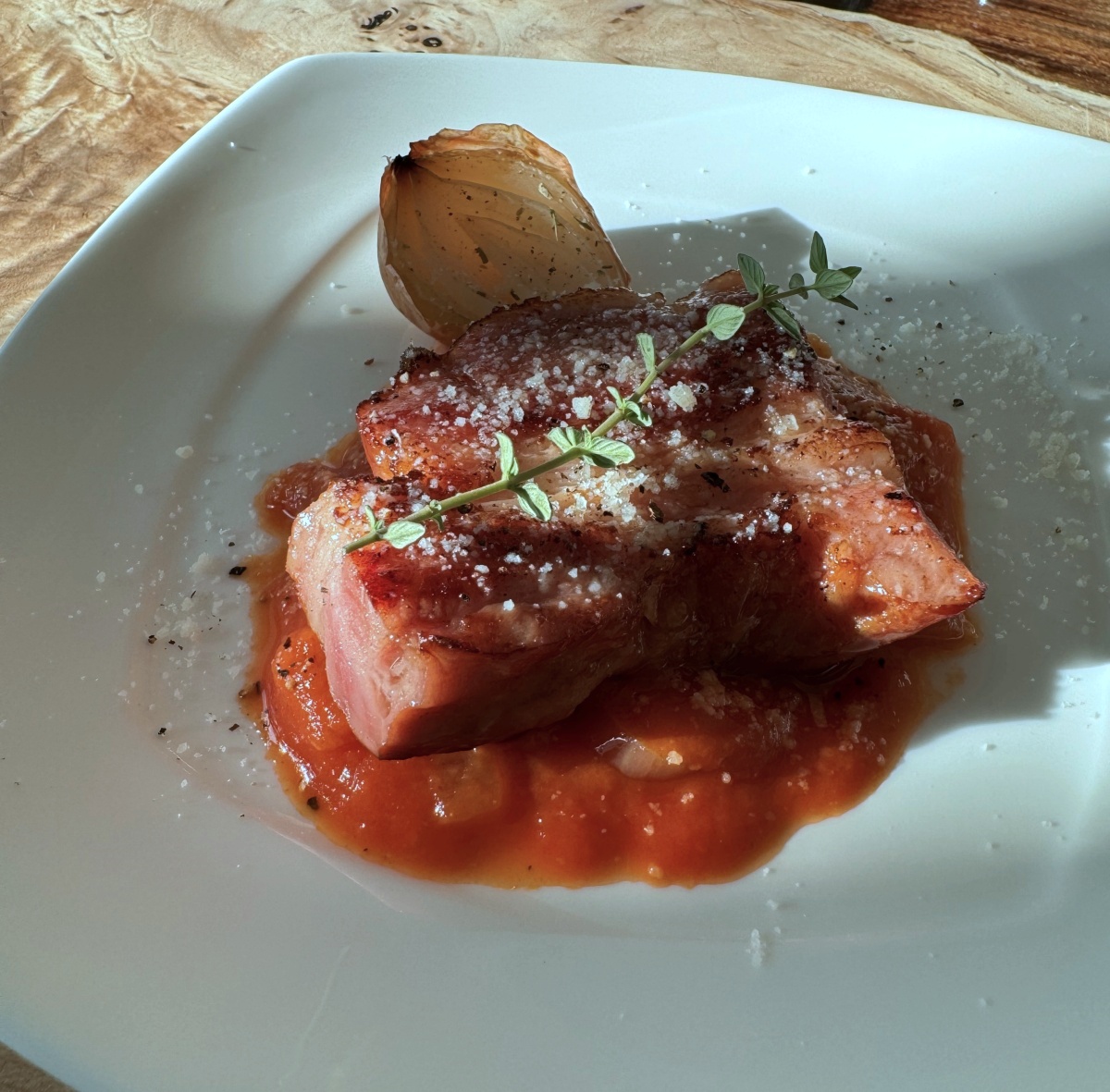 「厚切り庄内豚ベーコンのソテー アマトリチャーナ風」