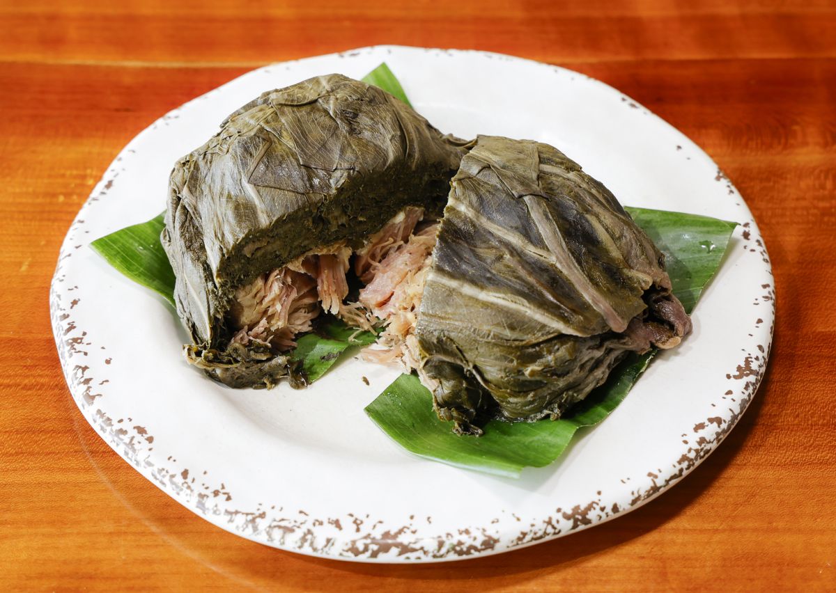 ポーク・ラウラウ（写真中央）