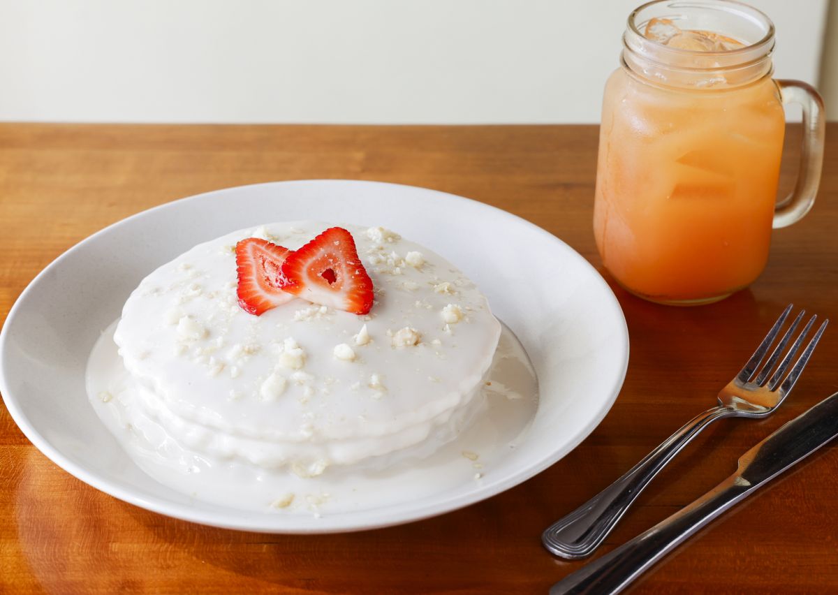 バターミルクパンケーキ $13.95、POG（パイナップル・オレンジ・グアバ）ジュース $2.95