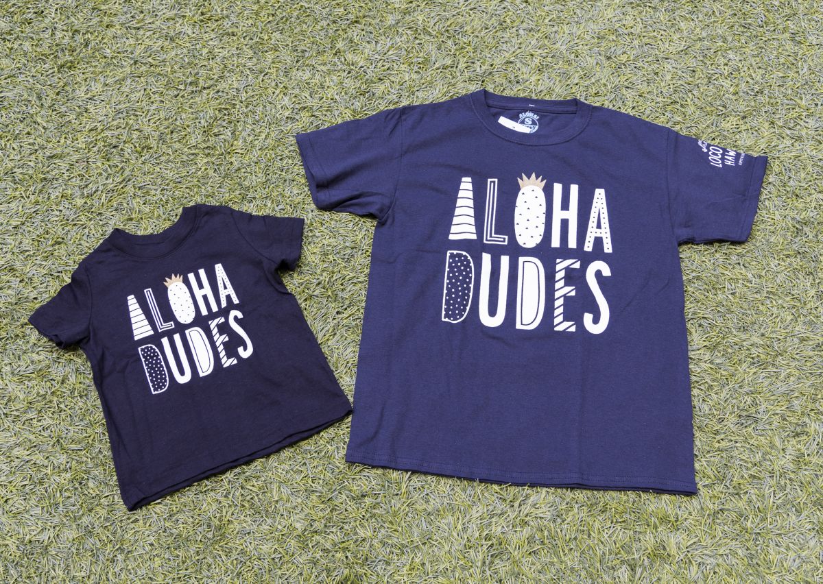 左から：キッズTシャツ $20.95、レディースTシャツ $20.95