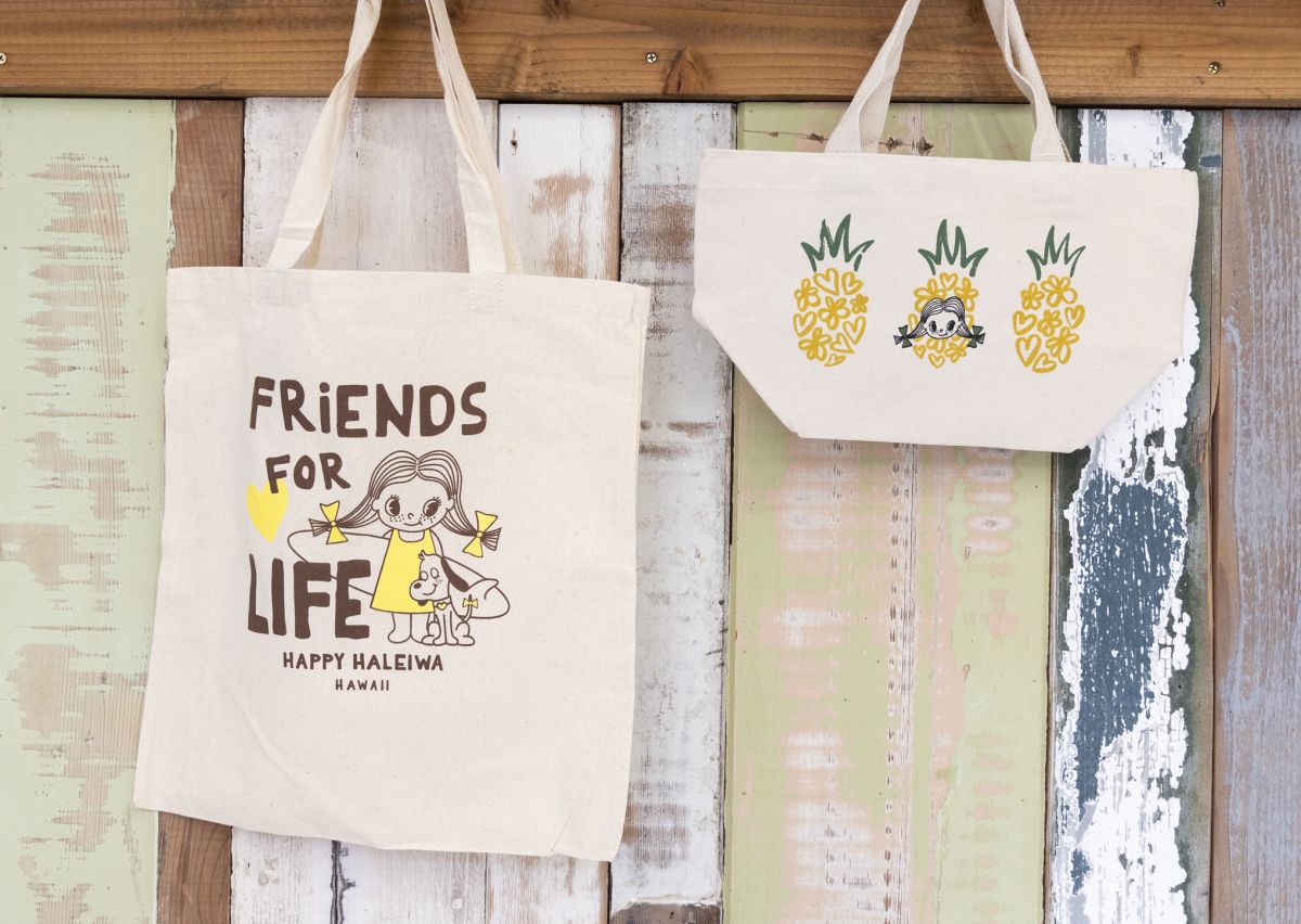左から：ワイキキ店限定ラージトートバッグ、ワイキキ店限定ミニトートバッグ 各$18