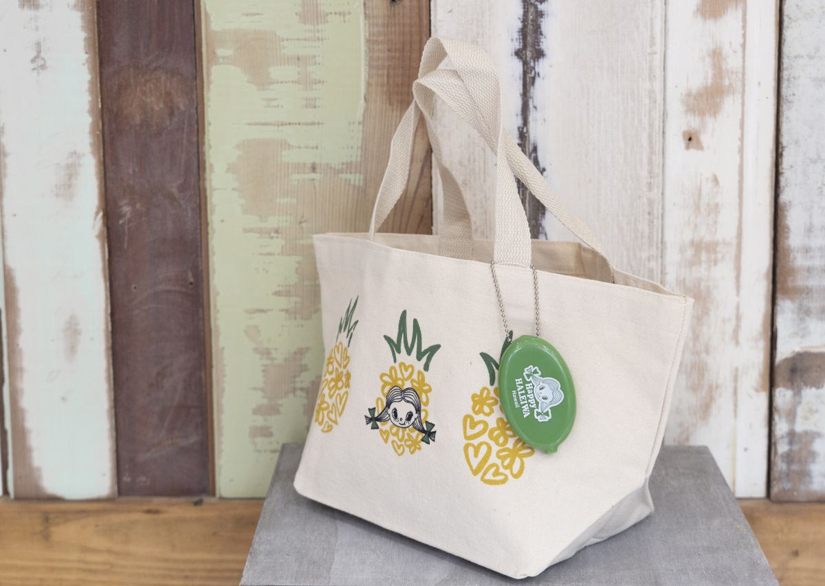 ワイキキ店限定ミニトートバッグ $18、キーホルダー型コインケース 各$5