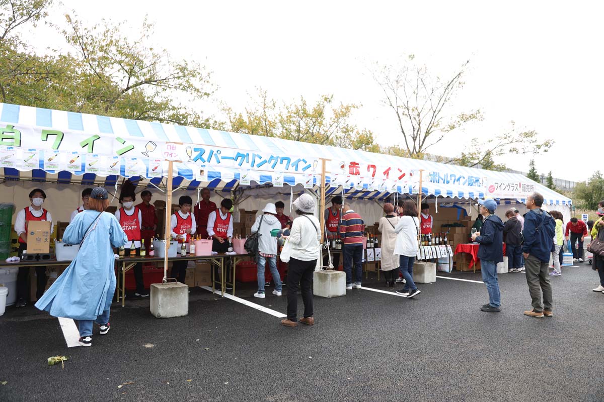 赤・白・スパークリングまで勢揃い。グラスを購入して列に並ぼう