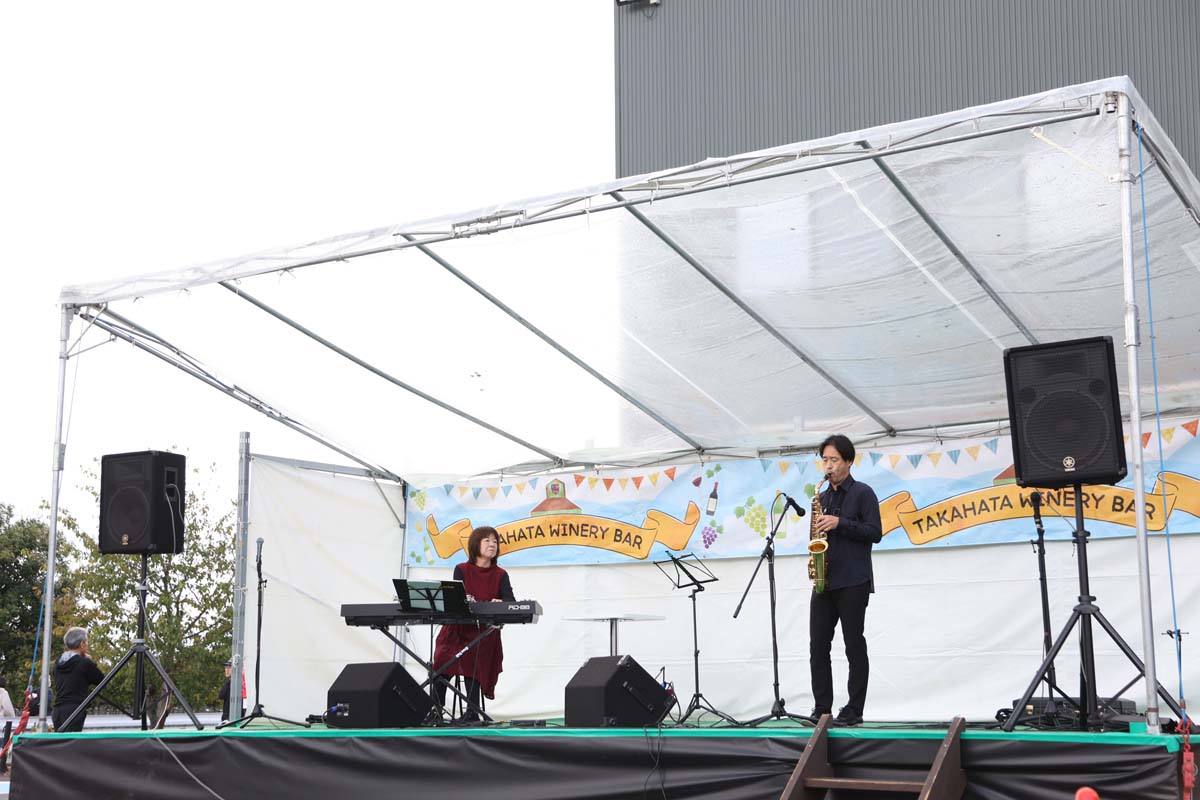 この日は、新潟を中心に活動しているジャズユニット「クロス・トーク」の生演奏が会場を盛り上げる