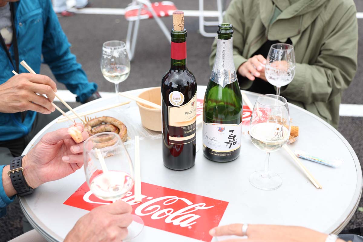 お食事中のテーブルにお邪魔。ボトルワインがどんどん進む～！