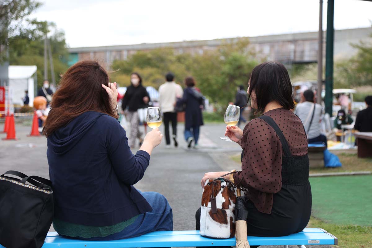 ベンチで楽しそうに語り合うお二人。話に花が咲いてました！