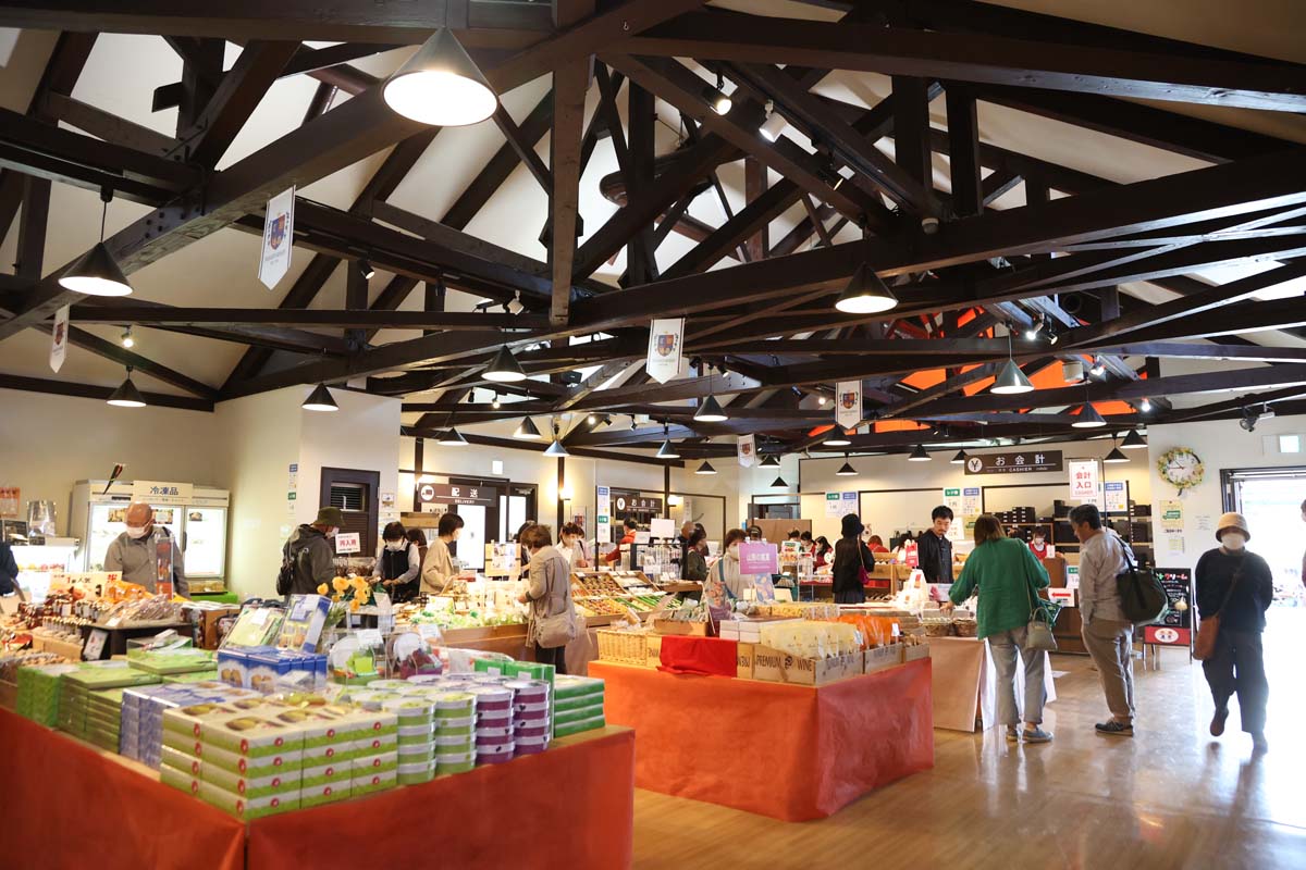 ワインによく合うチーズやソーセージ、お土産にもぴったりなお菓子も