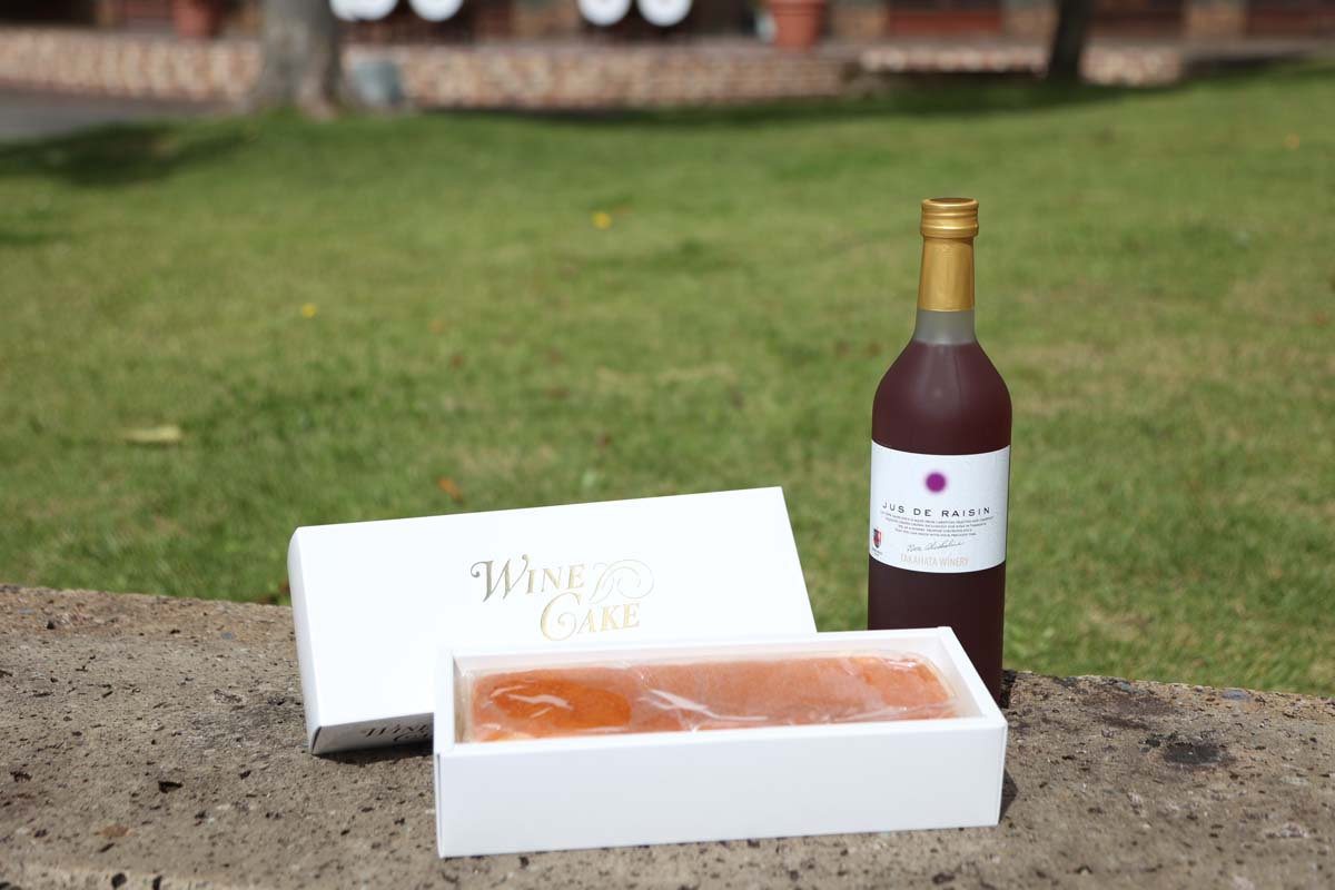 「オリジナル白ワインケーキ」1620円「オリジナルロゼジュース720ml」1500円