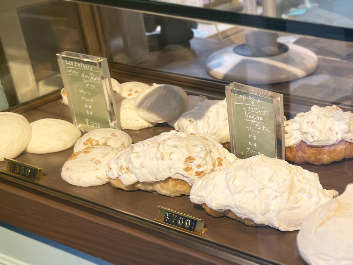 （写真左側 左下から時計回りに）「Les Enfants des Rois（レザンファン・デ・ロワ）プレーン」「Les Enfants des Rois（レザンファン・デ・ロワ）グラノーラ」「Les Enfants des Rois（レザンファン・デ・ロワ）お米」「Les Enfants des Rois（レザンファン・デ・ロワ）玄米」各378円 （写真右側 左下から時計回りに）「Espiègle（エスピエーグル）グラノーラ」「Espiègle（エスピエーグル）プレーン」「Espiègle（エスピエーグル）玄米」「Espiègle（エスピエーグル）お米」各756円