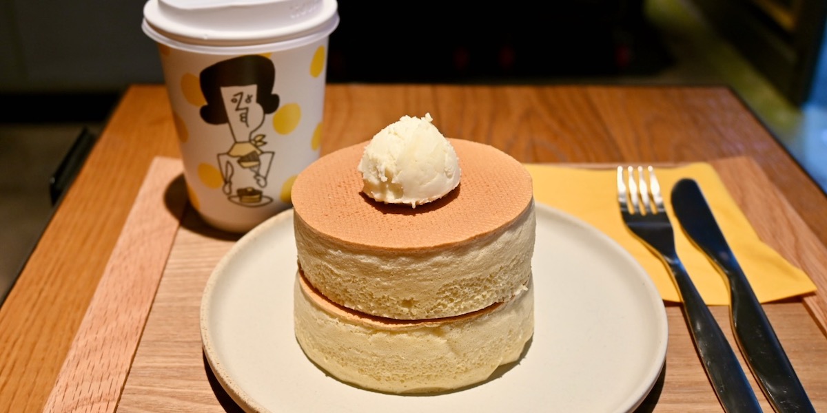 戸越銀座のカフェ「ペドラブランカ」で、サクふわ米粉の厚焼きホットケーキを堪能
