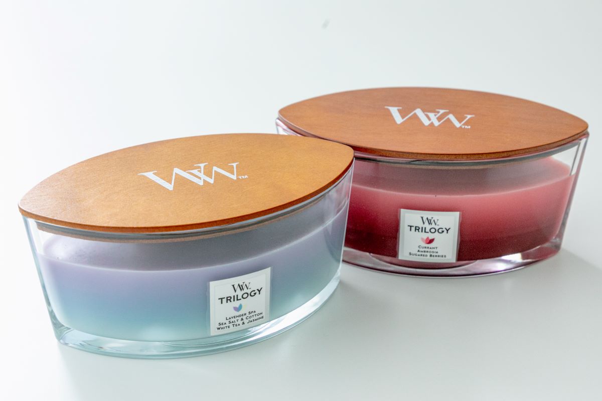 「TRILOGY Hearthwick」6600円。（写真左から）カーミングリトリートとフルーツテンプテーションズ。「TRILOGY Jar Candle M」4400円もあり