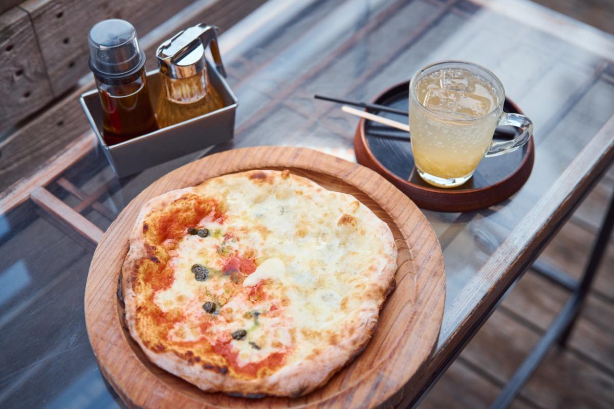 「窯焼きピッツァ ハーフ＆ハーフ」（マルゲリータ、ゴルゴンゾーラ）1300円、「柚子スカッシュ」500円