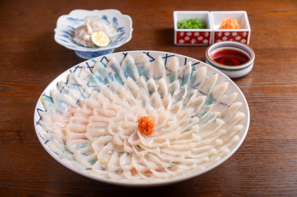 自家製ポン酢で味わう「てっさ」1人前3300円(写真は4人前)、皮の食感が楽しめる「湯引き」も