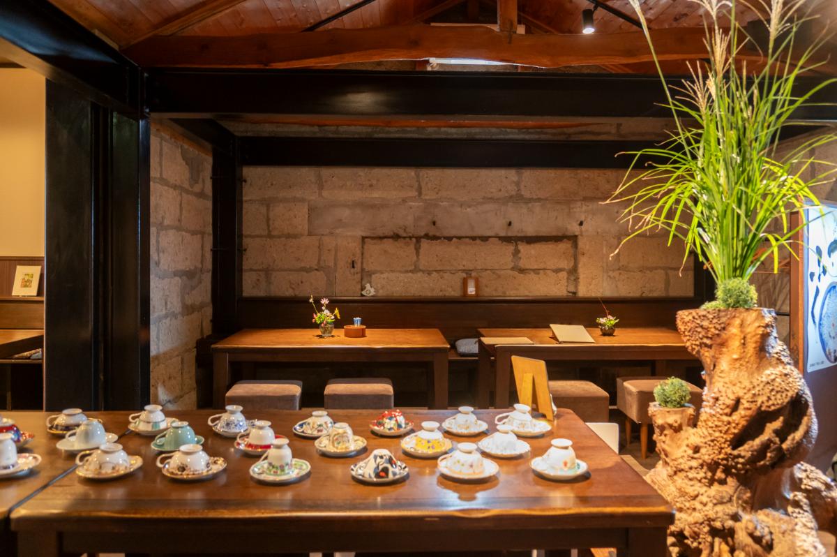 店内はテーブル席や個室、大広間などの約50席で、カフェとしても営業
