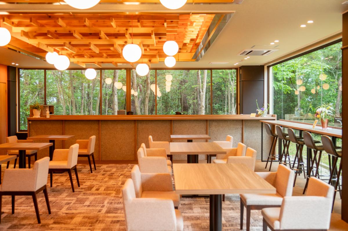 モーニングコーヒーがいただける、木のぬくもりあふれるメインロビー