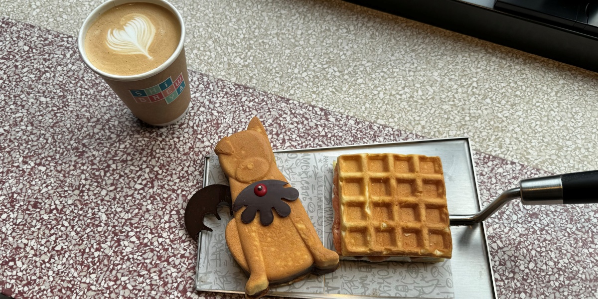 渋谷の隠れ家カフェ「Shibrewya」で発見!食べるのがもったいないほどかわいいハチ公ワッフル