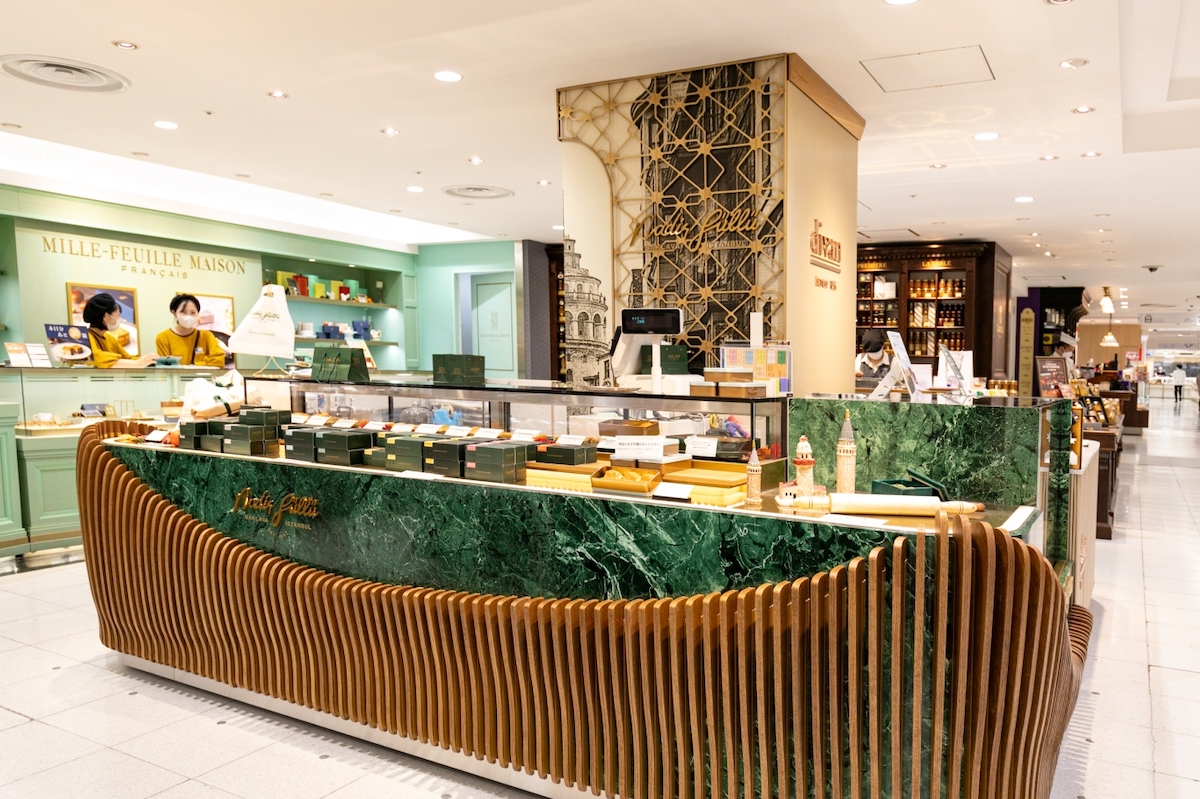 「ナーディル・ギュル 松屋銀座店」。隣にはトルコの高級チョコレートブランド「divan（ディヴァン）」もある