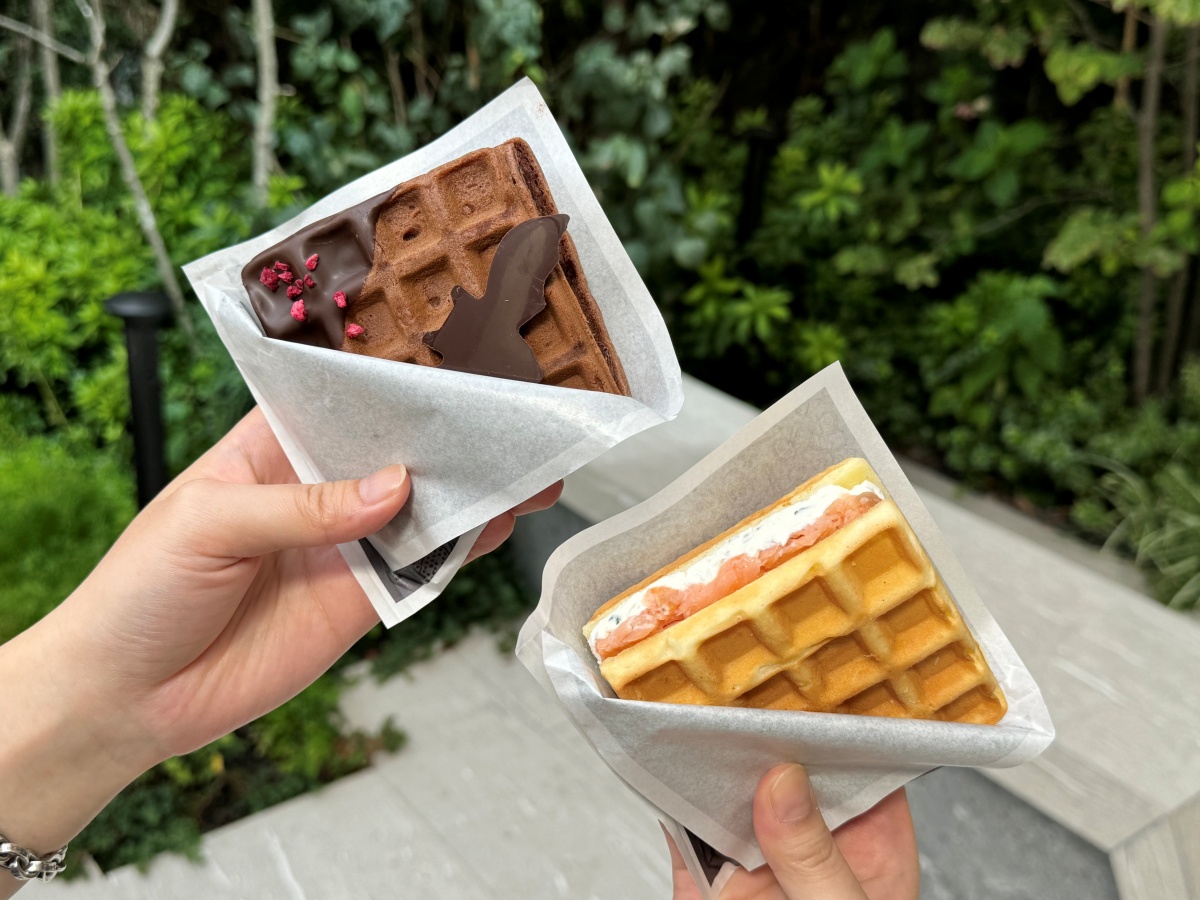 左から「ラズベリーチョコレートワッフル」、「スモークサーモンとハーブクリームチーズワッフル」各イートイン660円、テイクアウト648円