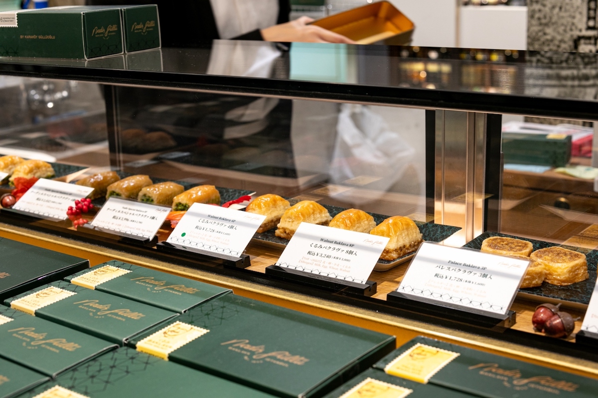 ガラスのショーケースに並ぶバクラヴァ