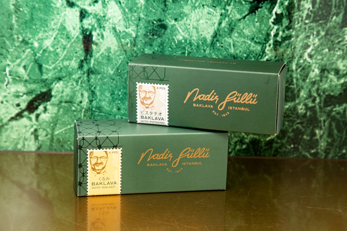 ピスタチオバクラヴァ(写真上）、くるみバクラヴァ（写真下）4個入り各1944円。パッケージには5代目ナーディル・ギュル氏の顔が描かれている