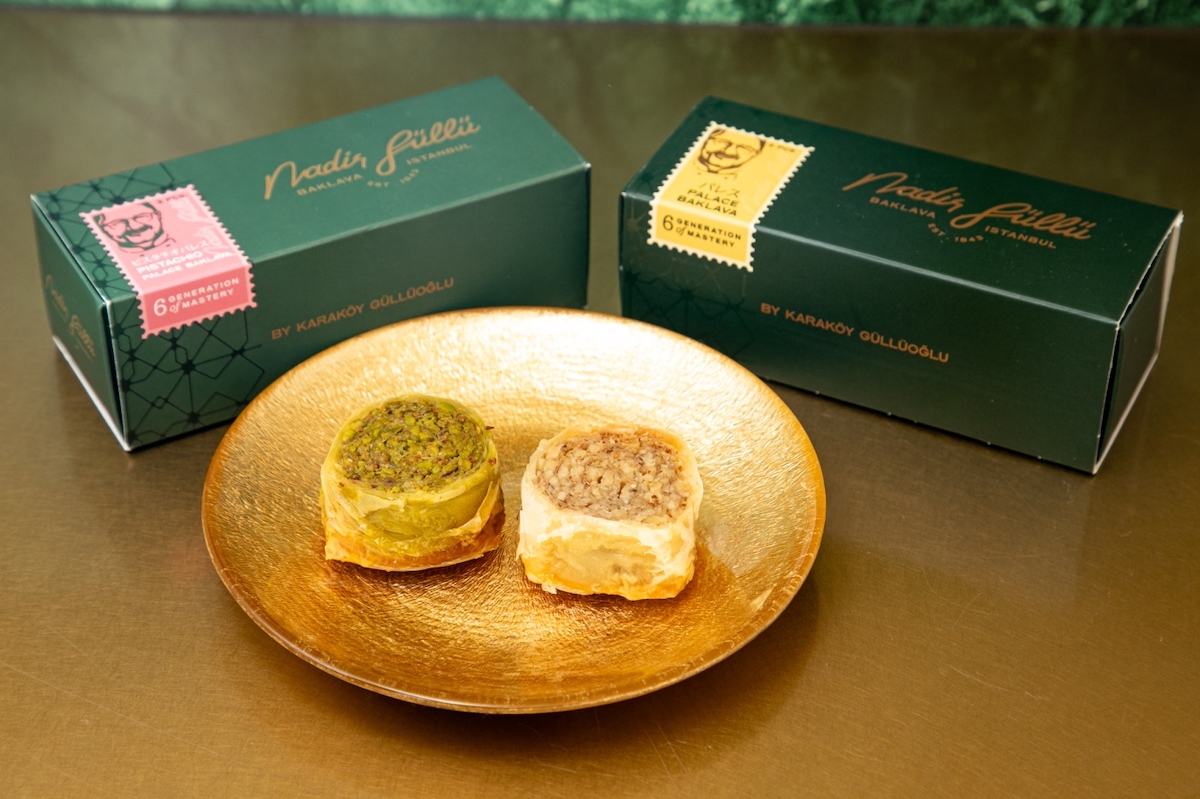 ピスタチオパレスバクラヴァ（左）、くるみパレスバクラヴァ（右）3個入り各1728円