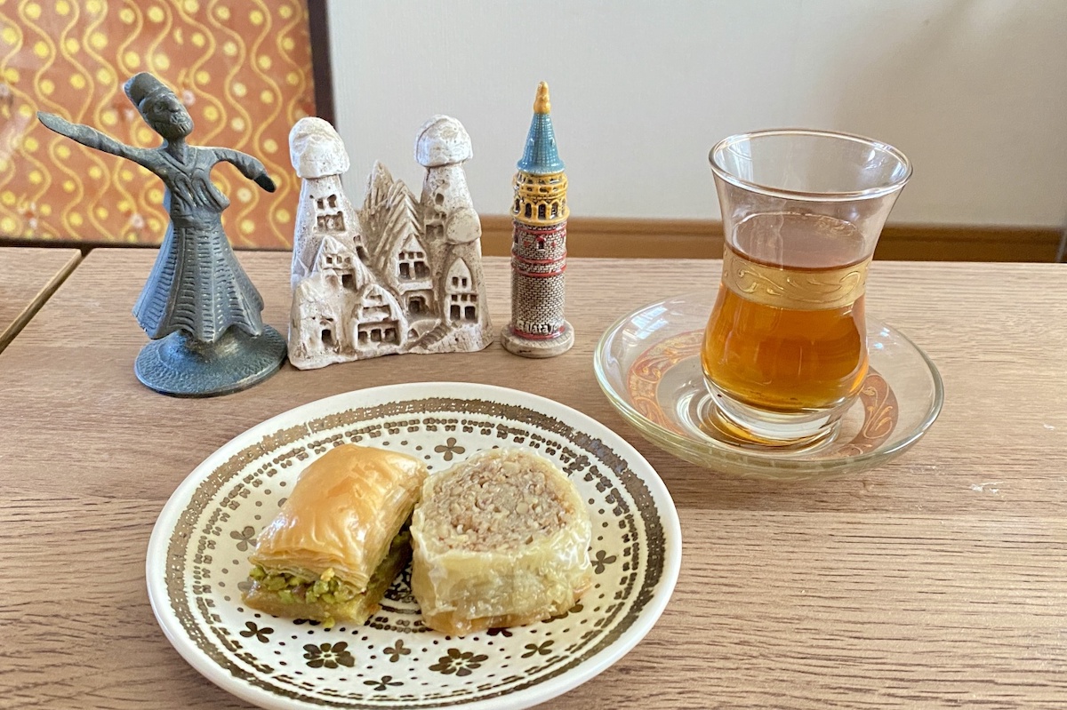 ピスタチオバクラヴァ（左）とくるみパレスバクラヴァ（右）