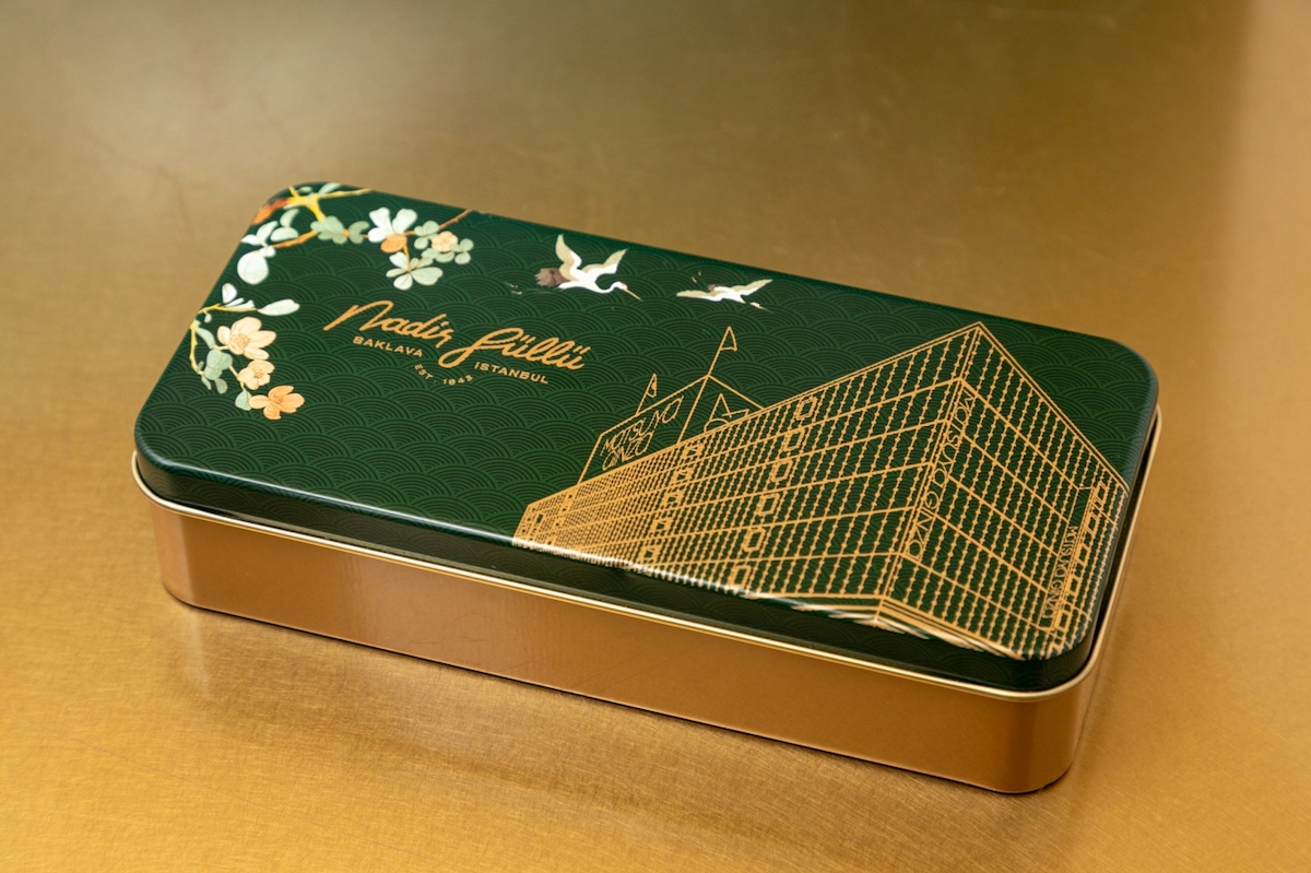 「松屋銀座」の建物がデザインされたボックス缶