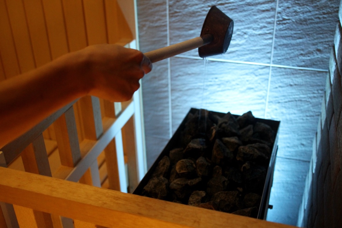 水を注ぐと室温や湿度がぐっと高くなる