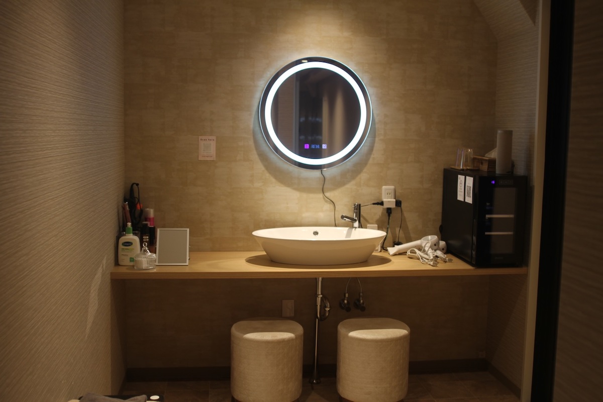 「白の間」の洗面台／©️個室サウナとと