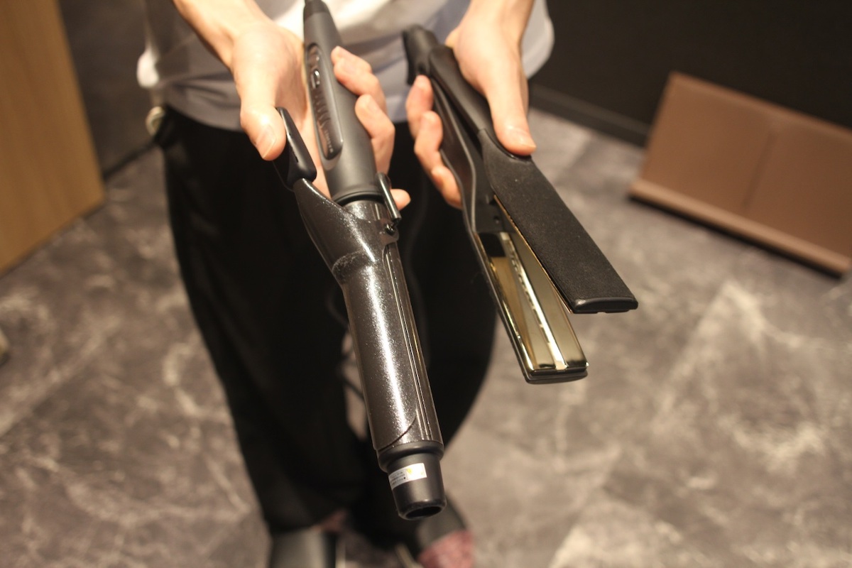 ヘアアイロンはカール用とストレート用どちらも完備