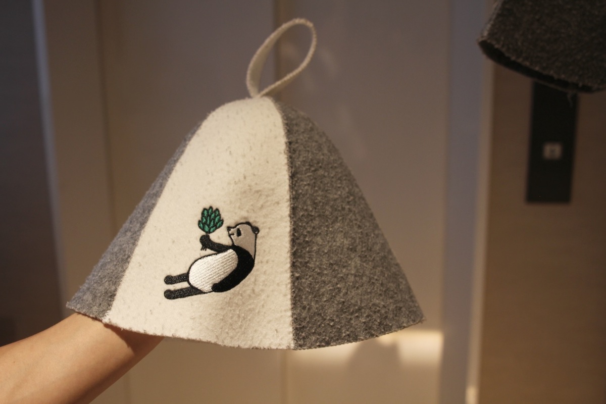 高温から頭部を守るために使用するサウナハットも無料でレンタル可能