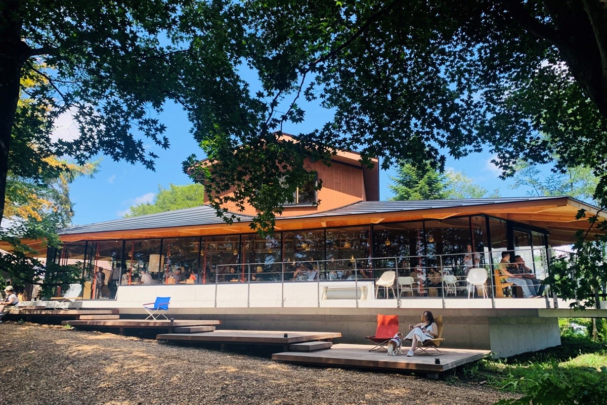 高台に立つ「軽井沢書店」。併設のデッキスや、テラス席は人気のくつろぎスペース。 2階にはコワーキングスペースもある　