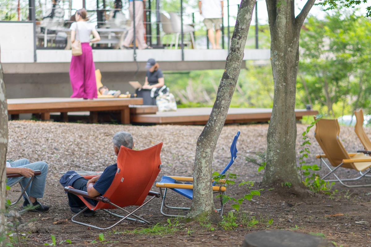 軽井沢書店で借りられる屋外用チェア（無料）は全部で4タイプ。施設内の好きな場所に置いて 、思い思いにのんびりくつろげる
