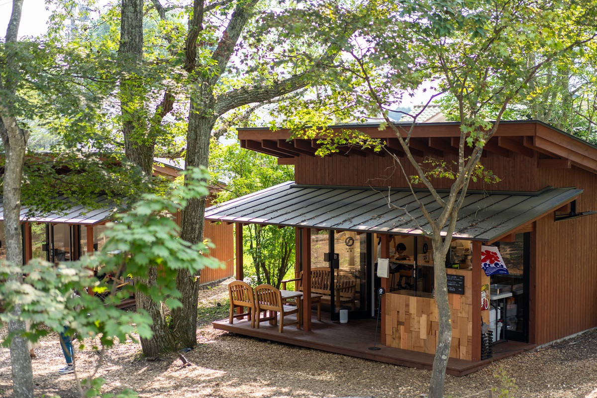 敷地内には店舗が点在。まるで一つの小さな街のよう