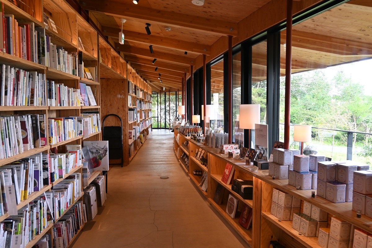 中核施設の「軽井沢書店」。コンセプトの一つが“教育”のため、児童書やアート、食、建築などのジャンルが充実