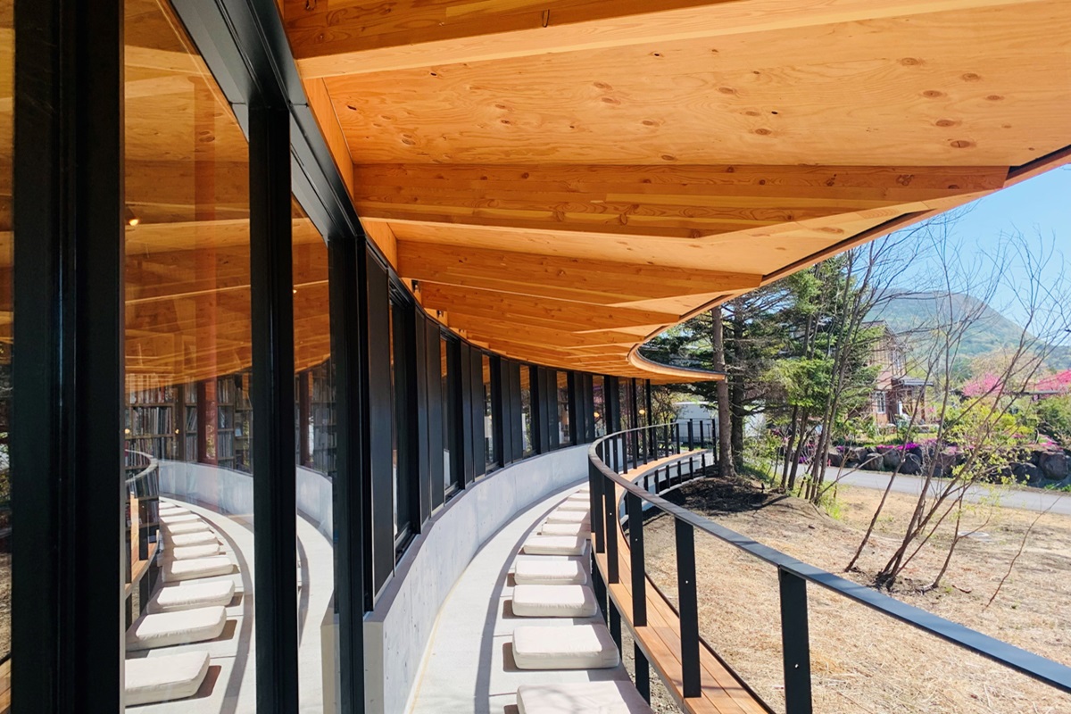 併設する人気のテラス席で日差しを感じながらコーヒーを