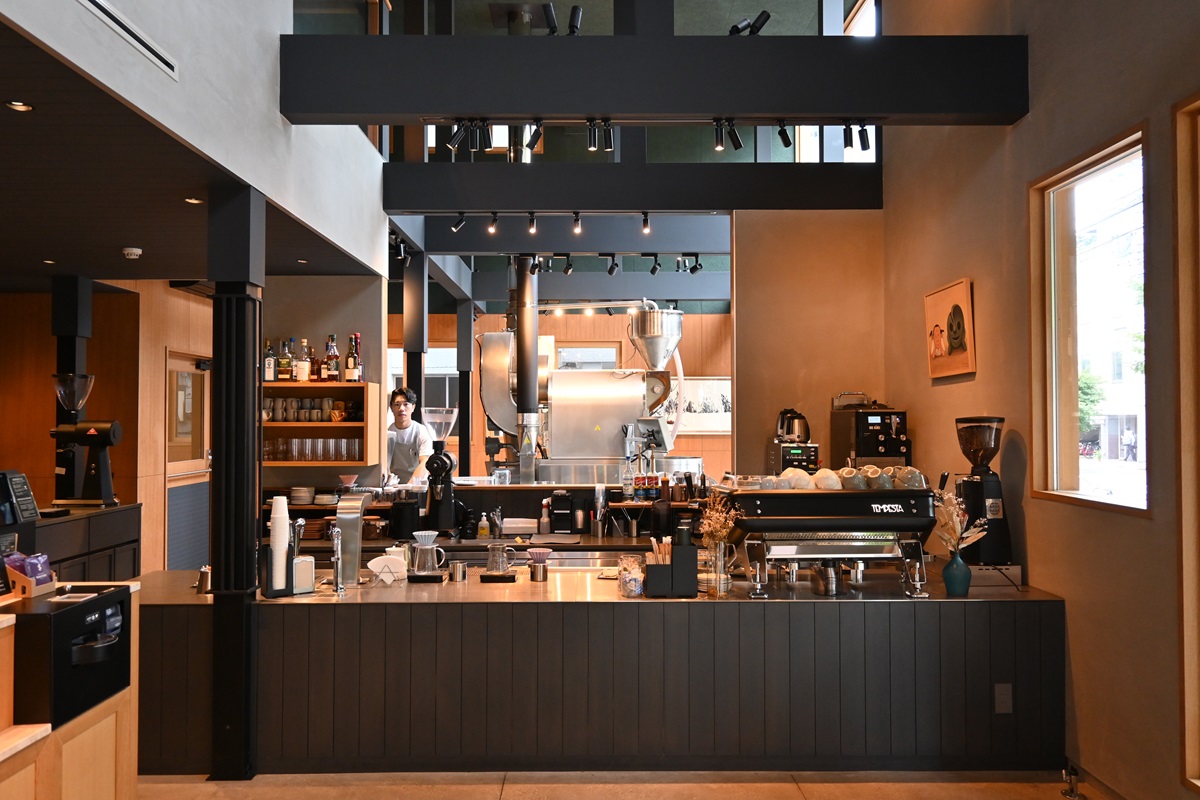 写真奥が焙煎機。豆は炒るのではなく熱風で焙煎するため、コーヒー生豆本来の風味や新鮮な味わいが引き立てられる