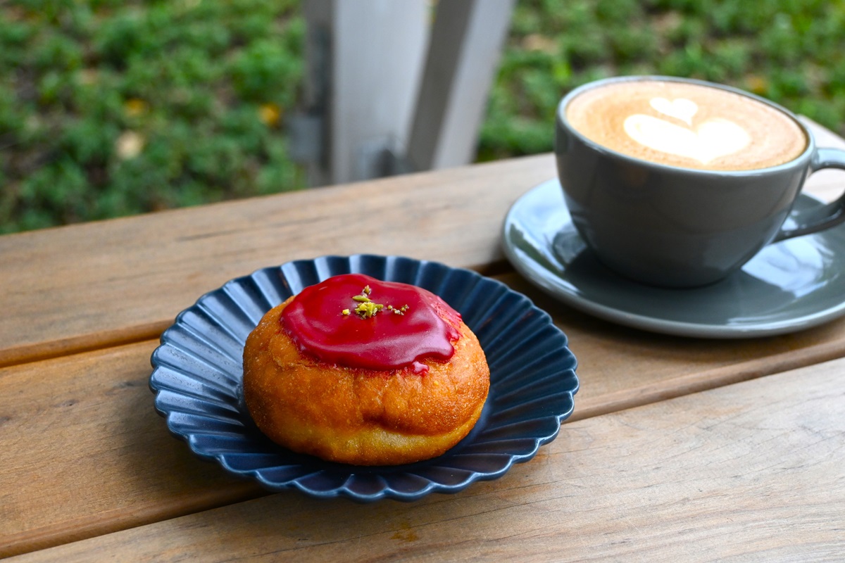 見た目も華やかな「フランボワーズドーナツ」367円と、「カフェラテ」715円。季節の信州産フルーツを使ったパイもおすすめ