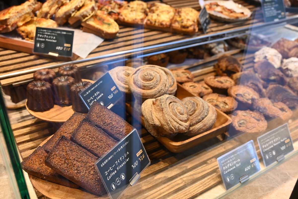 おみやげに人気の「コーヒーカヌレ」346円、スタッフさんの間で好評なのは「コーヒーフィナンシェ」324円