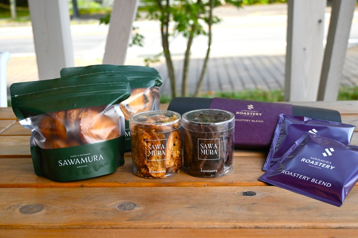 「ドリップ バッグ コーヒー ロースタリー ブレンド（5個入）（右）1728円のほか、「くるみラスク」「染みチョコラスク」各518円（中央）、「パルミエシナモン」（左）各626円のような焼き菓子も人気