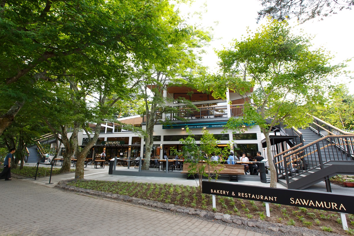 樹々に囲まれた一角に立つ