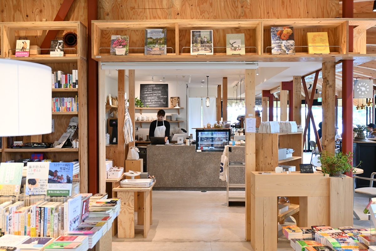 「SHOZO COFFEE」でドリンクを飲みながら、「軽井沢書店」に並んでいる本を読むことができる