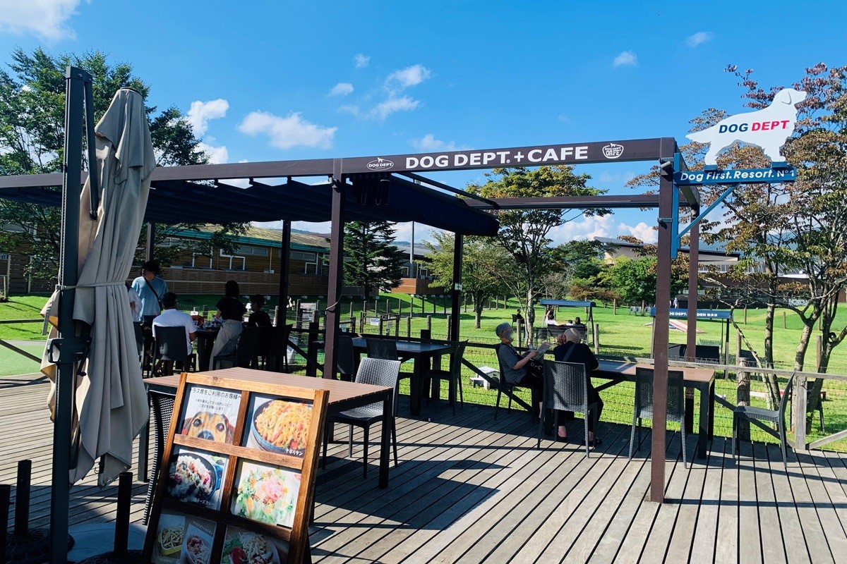 「ドッグデプト+カフェ」にあるテラス席。テイクアウトもできる「ワンバーグ」715円など