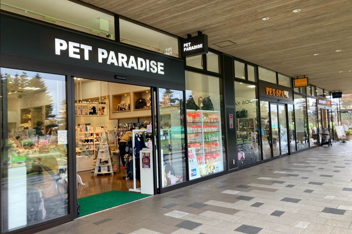 ツリーモールのショップストリート。通路にベンチが設置されているので、ワンコとの休憩にもピッタリ